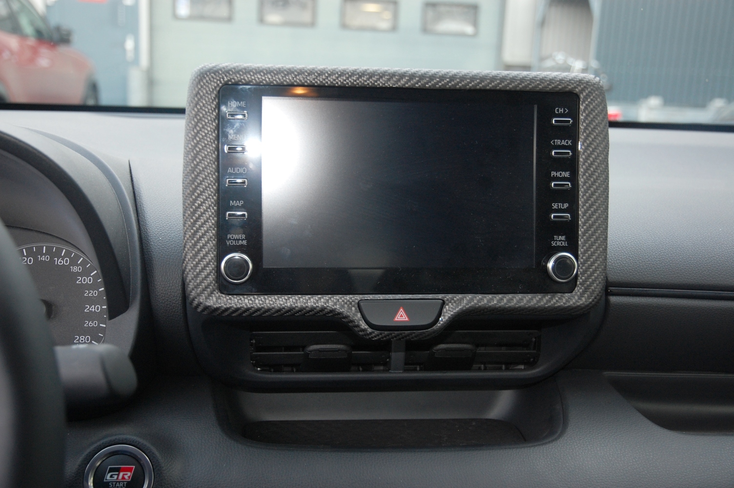 Toyota Yaris GR Blende für radio/navigation-system aus Carbonfaser 4 Toyota Yaris GR Blende für radio/navigation-system aus Carbonfaser – Bild 4