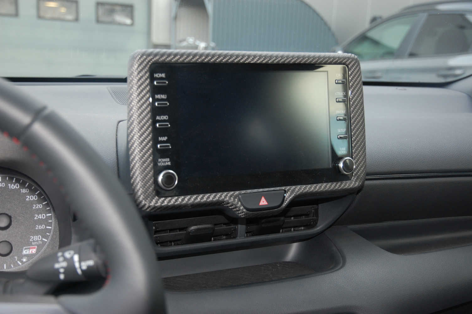 Toyota Yaris GR Blende für radio/navigation-system aus Carbonfaser 2 Toyota Yaris GR Blende für radio/navigation-system aus Carbonfaser – Bild 2