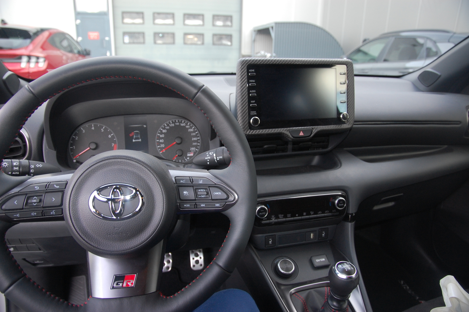 Toyota Yaris GR Blende für radio/navigation-system aus Carbonfaser 1 Toyota Yaris GR Blende für radio/navigation-system aus Carbonfaser