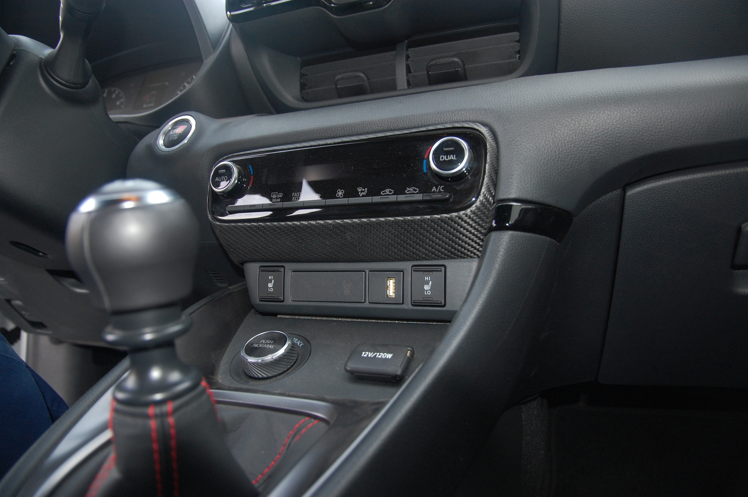 Toyota Yaris GR Gehäuse für heizung/klima-anlage aus Carbonfaser 2 Toyota Yaris GR Gehäuse für heizung/klima-anlage aus Carbonfaser – Bild 2