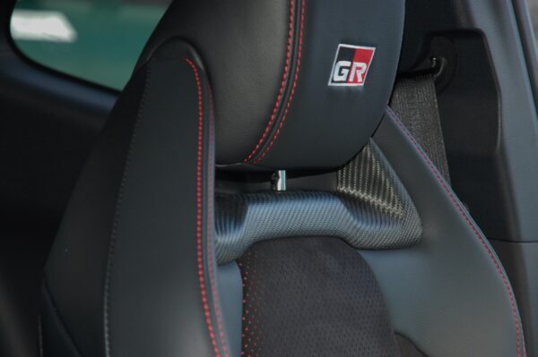 Toyota Yaris GR Carbon Fiber stoel-design units